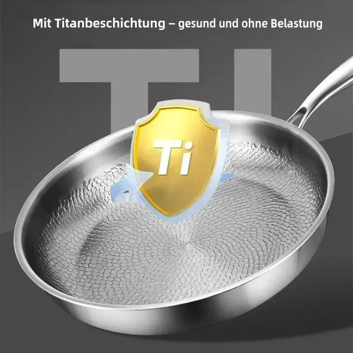 Pfanne mit gehämmerter Oberfläche und eingeblendetem goldenem Schild mit Titan-Symbol als Hinweis auf das Material. 6