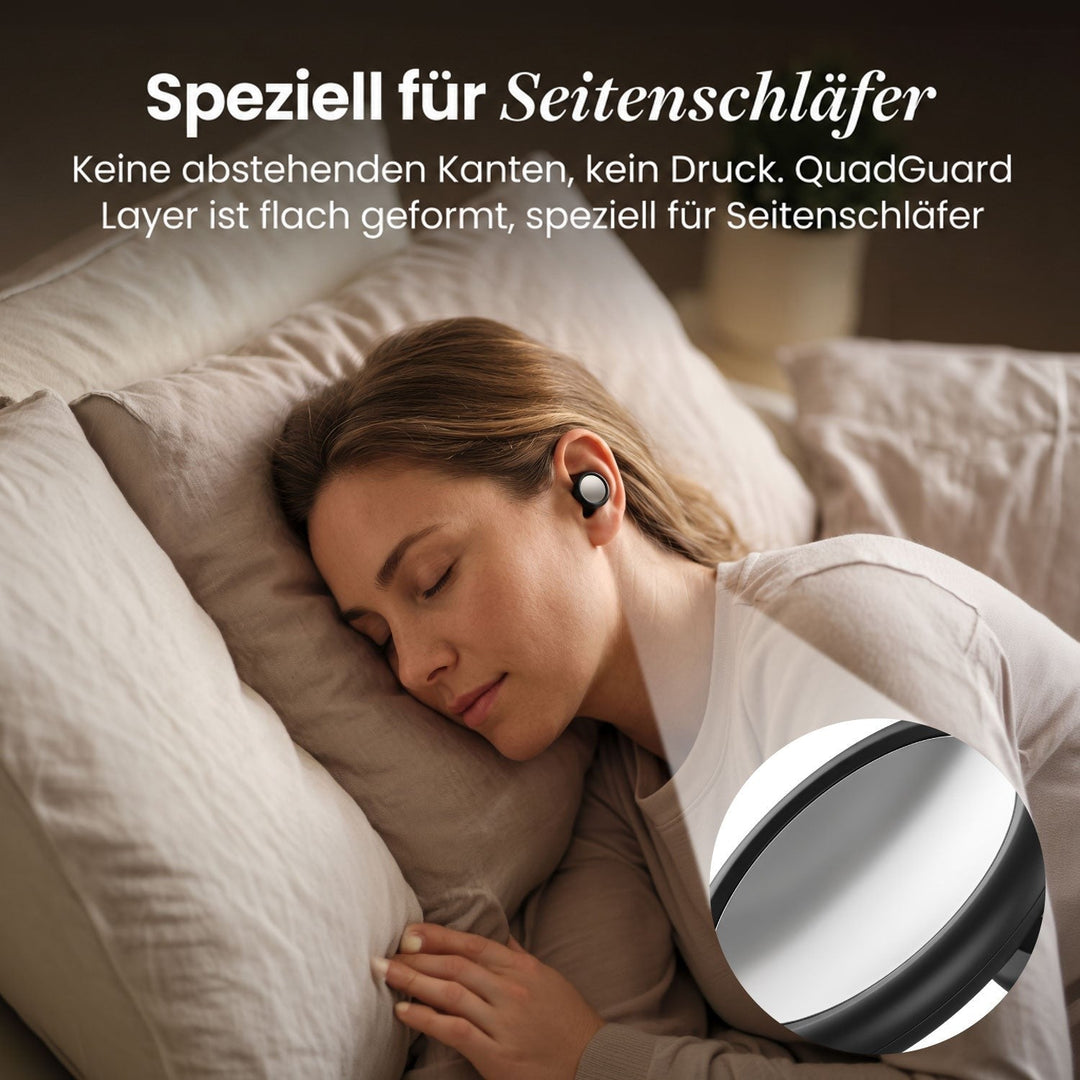 Seitenschläferin liegt auf Kissen und trägt einen flachen Ohrstöpsel mit silberner Scheibe; ein Ausschnitt zeigt die glatte Oberfläche vergrößert. 7