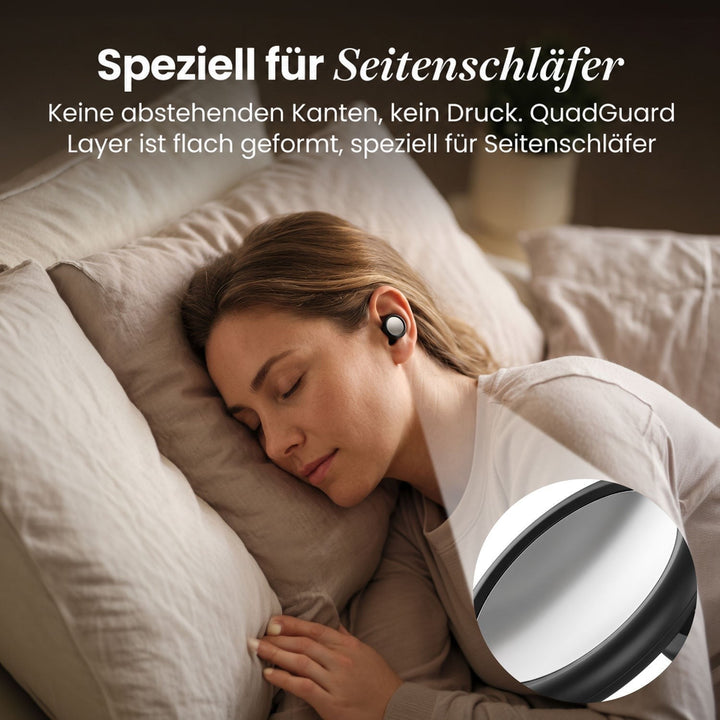 Seitenschläferin liegt auf Kissen und trägt einen flachen Ohrstöpsel mit silberner Scheibe; ein Ausschnitt zeigt die glatte Oberfläche vergrößert. 7