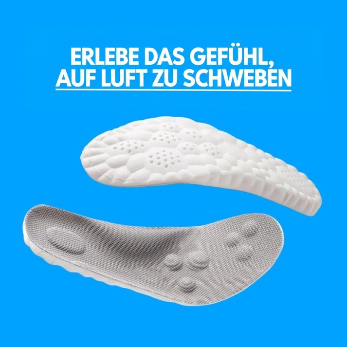 Zwei Einlegesohlen vor blauem Hintergrund: oben die weiße Schaumunterseite mit Luftlöchern, unten die graue Oberseite mit Massagenoppen. 8