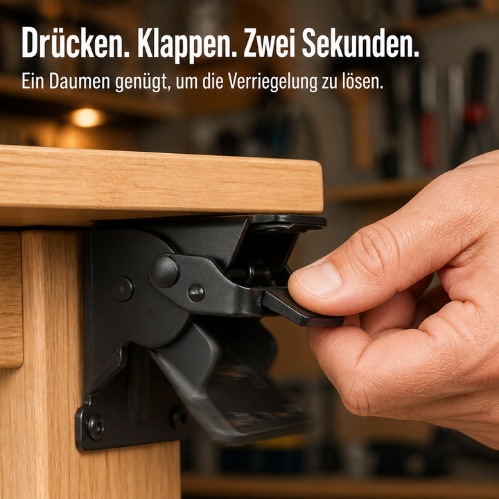 Daumen drückt den Hebel der schwarzen Halterung unter einer Holzplatte, um die Verriegelung zu lösen und die Stütze einzuklappen. 4