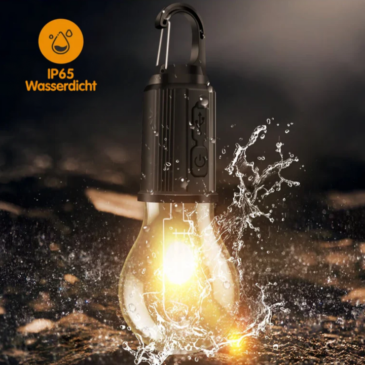 Leuchtende Lampe mit Karabiner wird von Wasser umspritzt, um die Wasserfestigkeit zu zeigen 9