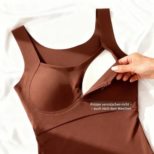 Braunes Tanktop flach auf weißem Stoff, eine Hand zieht die Öffnung der Innentasche auf und zeigt die eingenähte Polsterung. 6