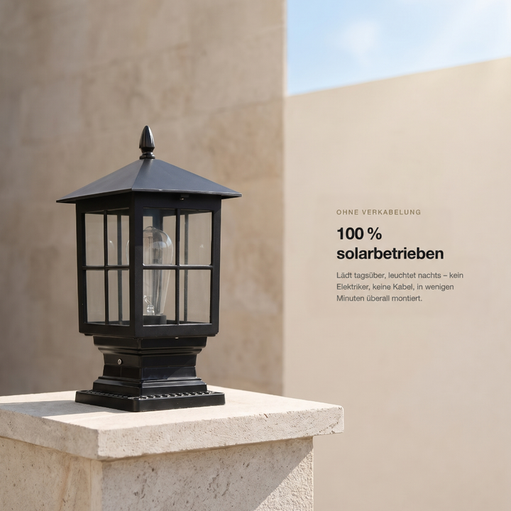Schwarze Pfostenleuchte bei Tageslicht auf einem hellen Steinsockel vor einer Wand, daneben ein Textfeld zum solarbetriebenen Einsatz ohne Kabel. 4