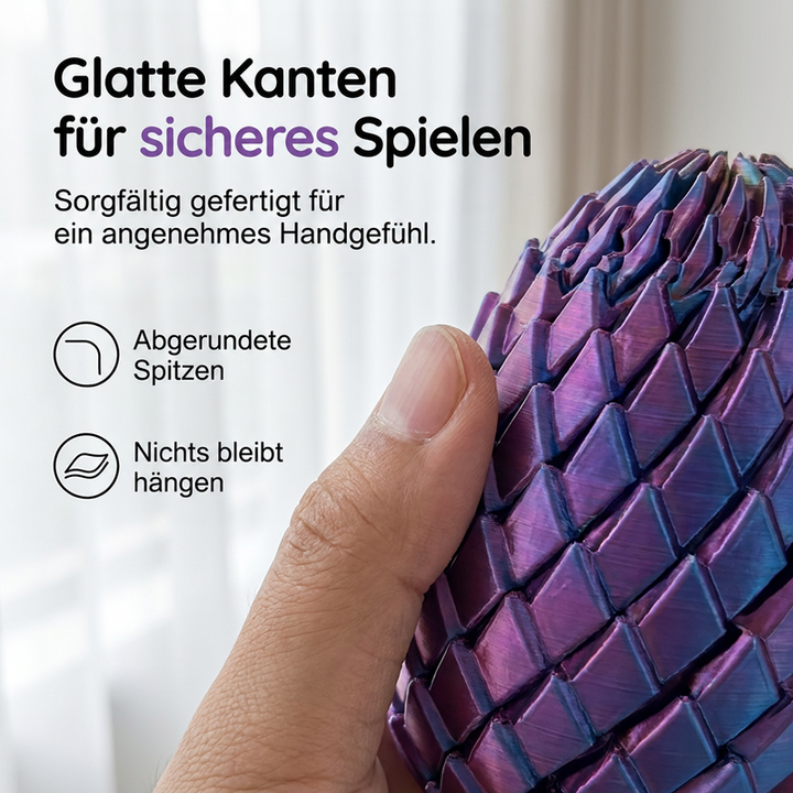 Nahaufnahme einer Hand mit Daumen am Drachenei, die die abgerundeten Schuppenspitzen und die glatte Oberfläche zeigt. 3