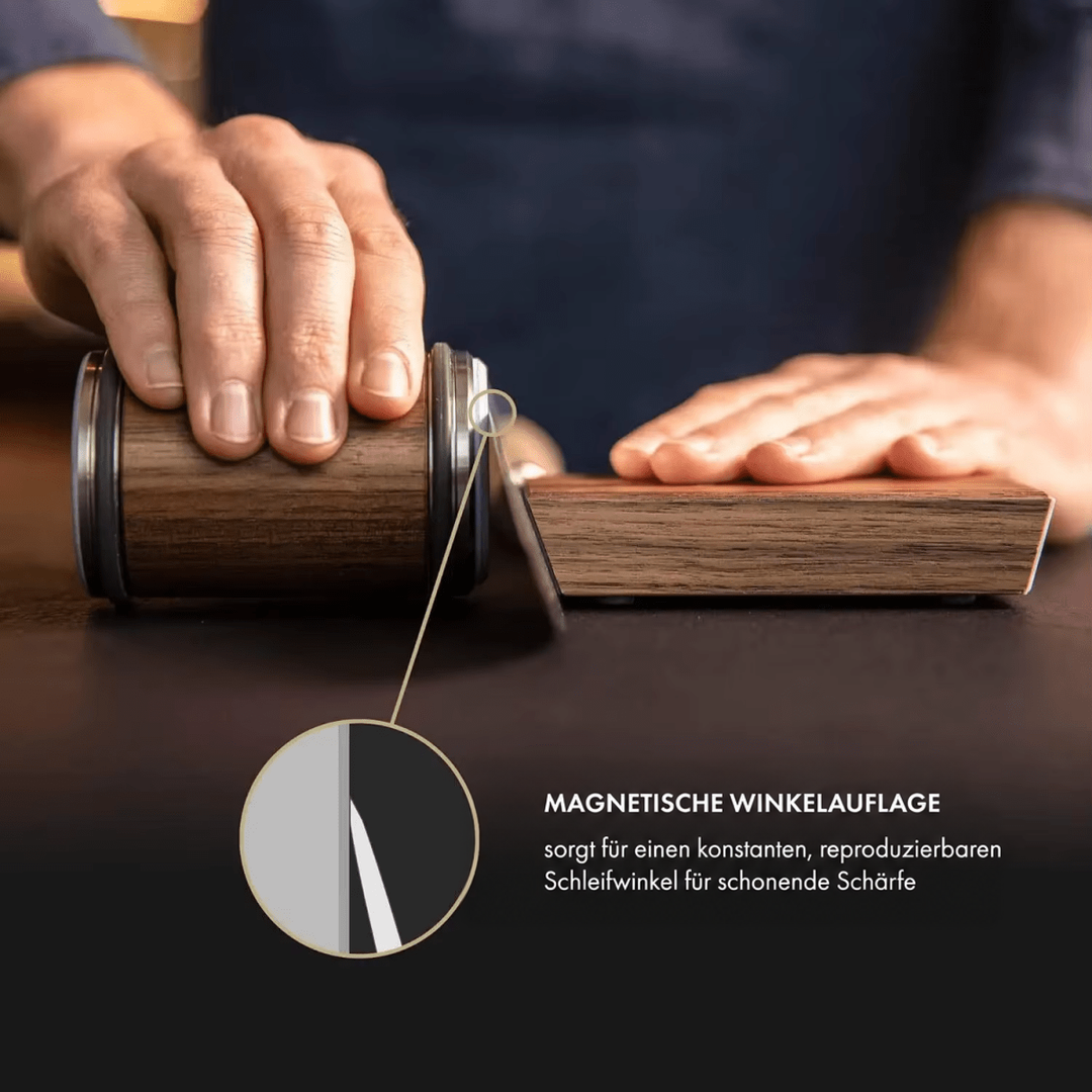 Hände führen den Holzroller an der magnetischen Winkelführung entlang einer Messerklinge, ein Kreis vergrößert den konstanten Schleifwinkel. 4