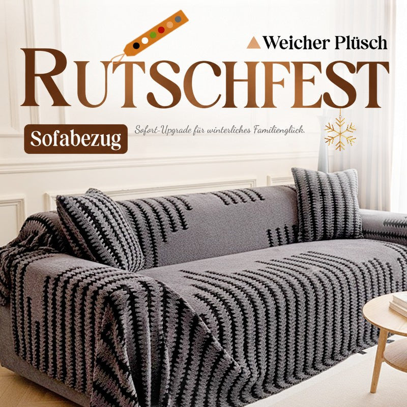 Grauer Plüsch-Sofabezug mit schwarzem Zackenmuster über einem Sofa im hellen Wohnzimmer, mit passenden Kissen 1