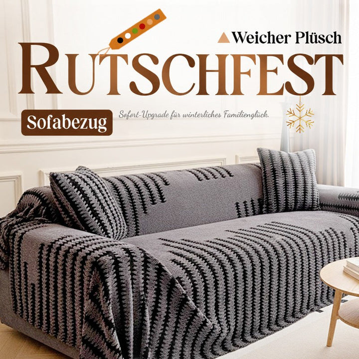 Grauer Plüsch-Sofabezug mit schwarzem Zackenmuster über einem Sofa im hellen Wohnzimmer, mit passenden Kissen 1
