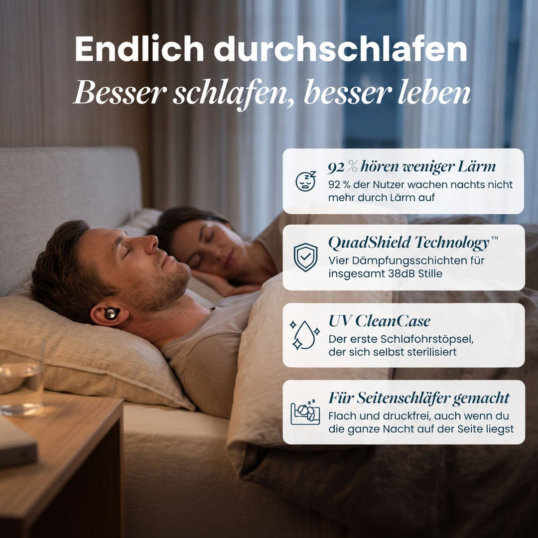 Englische Version: Paar schläft im Bett, der Mann trägt einen Ohrstöpsel, daneben vier Kästen mit Produktvorteilen wie Dämmung und selbstreinigendem Etui. 18