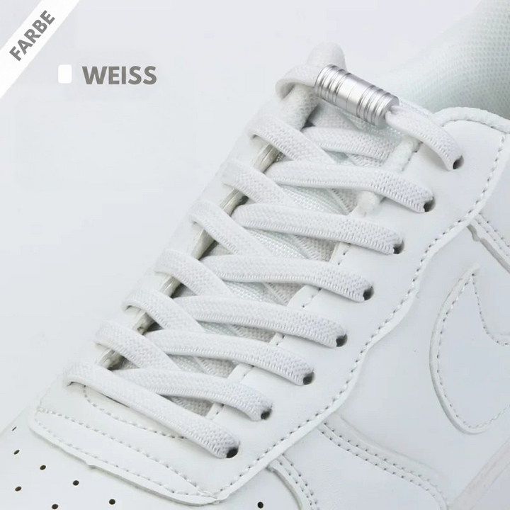 Weiße flache Schnürsenkel mit silbernem Metallverschluss an einem weißen Sneaker, Farbvariante Weiß 5