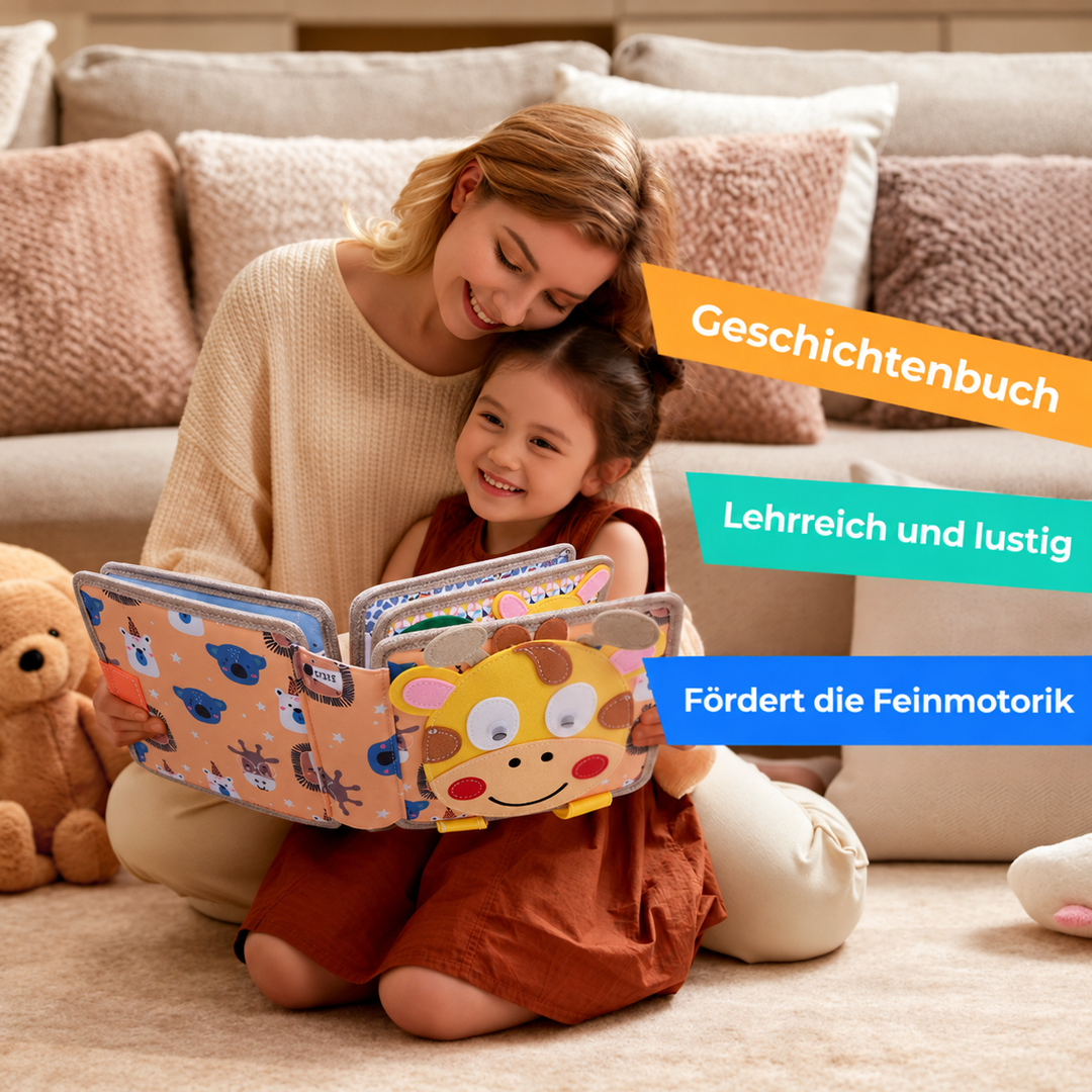 Mutter und Tochter sitzen auf dem Teppich und betrachten gemeinsam das aufgeklappte Giraffen-Filzbuch 6