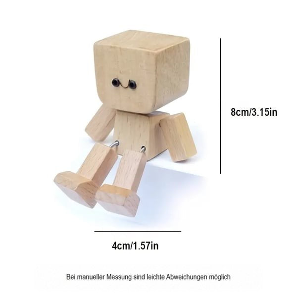 Sitzende Holzfigur mit lächelndem Gesicht seitlich vor weißem Hintergrund, mit eingezeichneten Maßangaben zu Höhe und Breite. 2