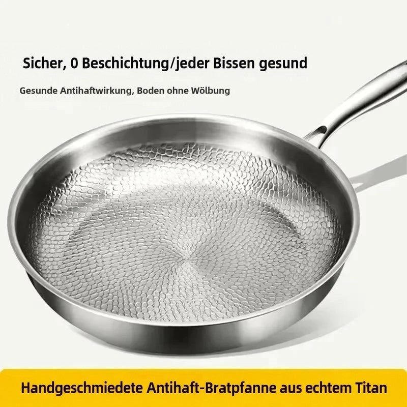 Nahaufnahme der gehämmerten Pfanneninnenseite mit schuppiger Struktur, ergänzt durch eingeblendete Werbetexte zur beschichtungsfreien Antihaftfläche. 5