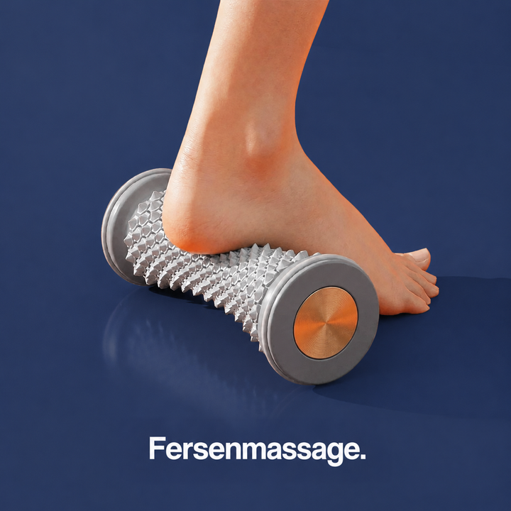 Die Ferse eines Fußes steht auf dem genoppten Roller und wird massiert 5