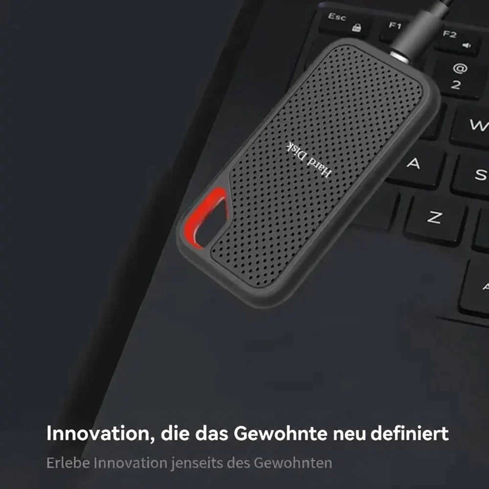 Das Laufwerk liegt per Kabel verbunden auf der Tastatur eines Laptops im Einsatz 2