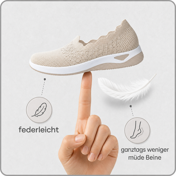 Beiger Slip-on balanciert auf einem Finger neben einer Feder, Grafik betont das geringe Gewicht 3