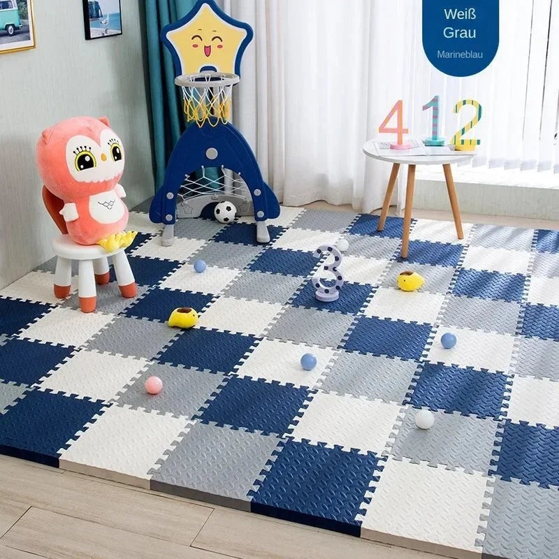 Kinderspielecke mit Matte in Weiß, Grau und Marineblau, darauf Plüscheule, Basketballkorb, Zahlen und bunte Bälle. 7