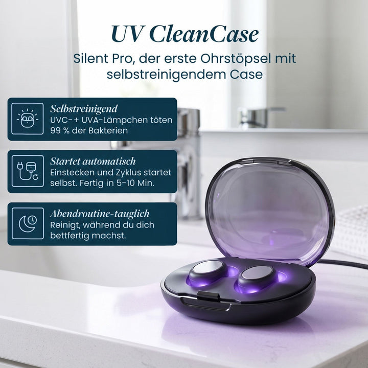 Geöffnetes schwarzes Etui mit violettem UV-Licht und zwei Ohrstöpseln auf einem Badezimmer-Waschtisch, daneben drei Infokästen zur Selbstreinigung. 4
