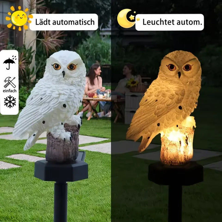 Vergleich der weißen Eule bei Tag, unbeleuchtet im Garten, und bei Nacht warm leuchtend, im Hintergrund ein Paar am Tisch. 2