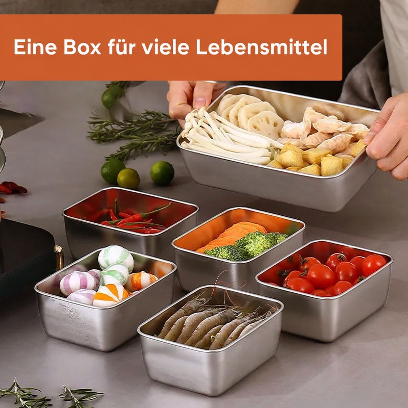 Mehrere Edelstahlboxen mit Garnelen, Tomaten, Brokkoli, Chilis und Süßigkeiten, eine Hand hält eine Box mit Pilzen, Lotuswurzel und Kartoffeln. 3