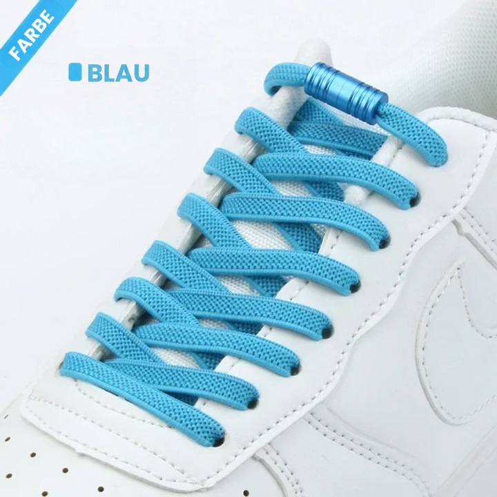 Hellblaue flache Schnürsenkel mit blauem Metallverschluss an einem weißen Sneaker, Farbvariante Blau 3