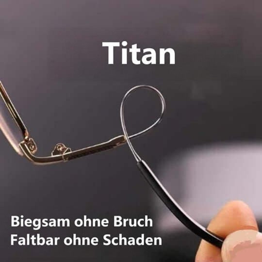 Eine Hand biegt einen dünnen Brillenbügel zu einer Schlaufe, um die Flexibilität des Materials zu zeigen 7