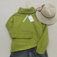 Leuchtend grüner, übergroßer Strickpullover mit Rollkragen - HerbstGlanz