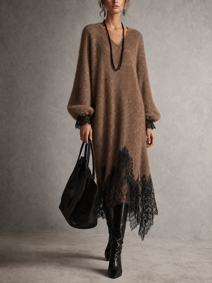 Das Strickkleid in Braun mit schwarzer Spitze an Saum und Ärmelbündchen, vorn am Model 8