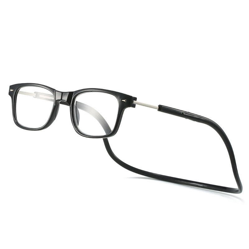 Lesebrille mit eckigem Rahmen und Nackenband in Schwarz, schräg von vorn auf weißem Hintergrund. 13