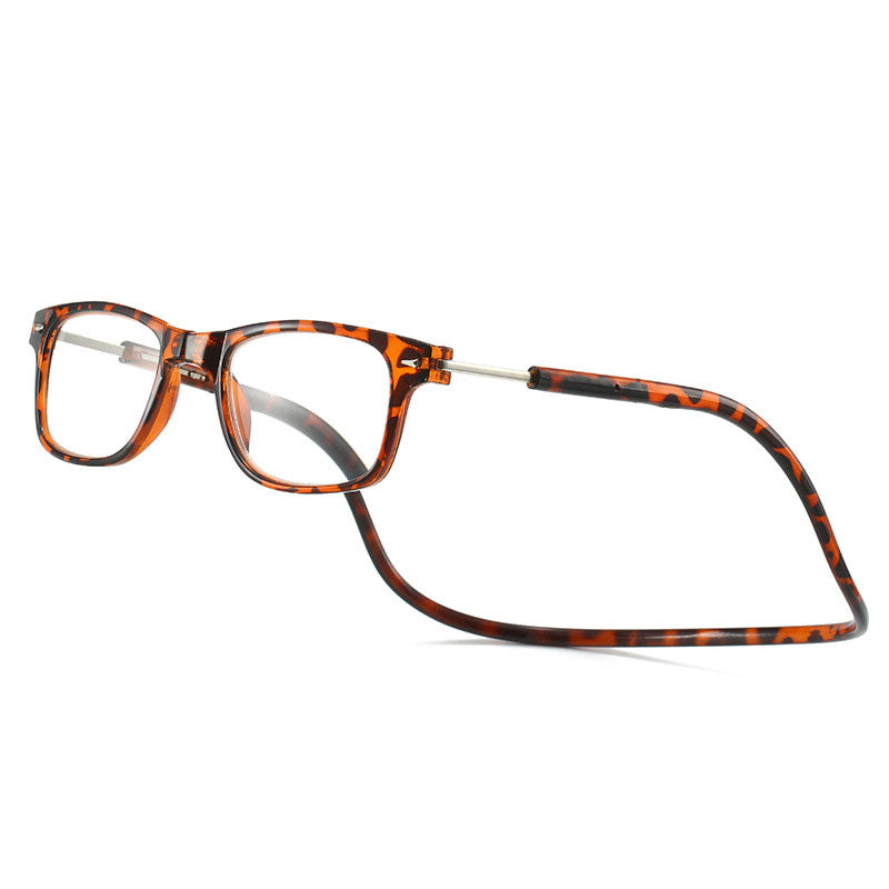 Lesebrille mit eckigem Rahmen in braunem Schildpattmuster und offenem Nackenband mit Magnetverschluss, schräg von vorn. 2