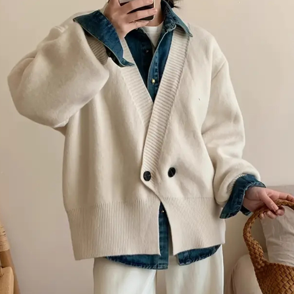 Frau in cremefarbener Strickjacke mit blauer Jeanshemd, modisch, lässig, Herbstmode.
