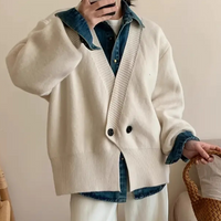 Frau in cremefarbener Strickjacke mit blauer Jeanshemd, modisch, lässig, Herbstmode.