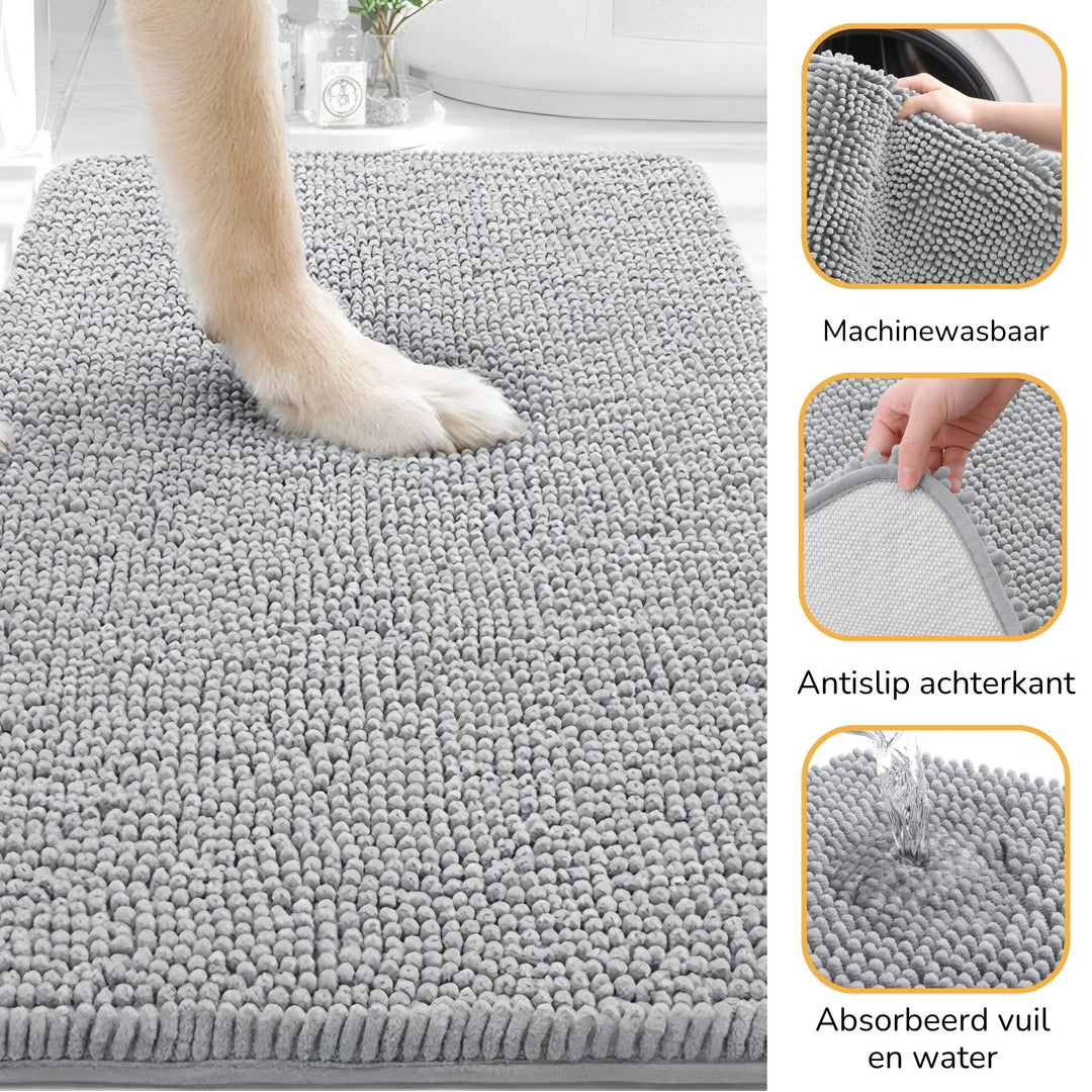 Nahaufnahme der grauen Chenille-Matte mit Hundepfote und drei Detailbildern zu Waschbarkeit, rutschfester Rückseite und Wasseraufnahme. 4