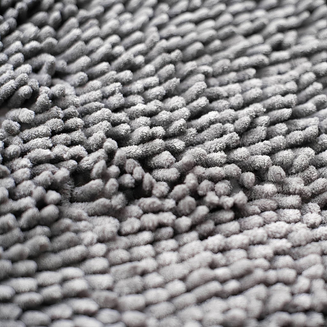 Makroaufnahme der grauen Chenille-Fasern mit weicher, flauschiger Noppenstruktur der Matte. 7
