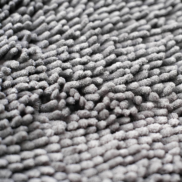 Makroaufnahme der grauen Chenille-Fasern mit weicher, flauschiger Noppenstruktur der Matte. 7