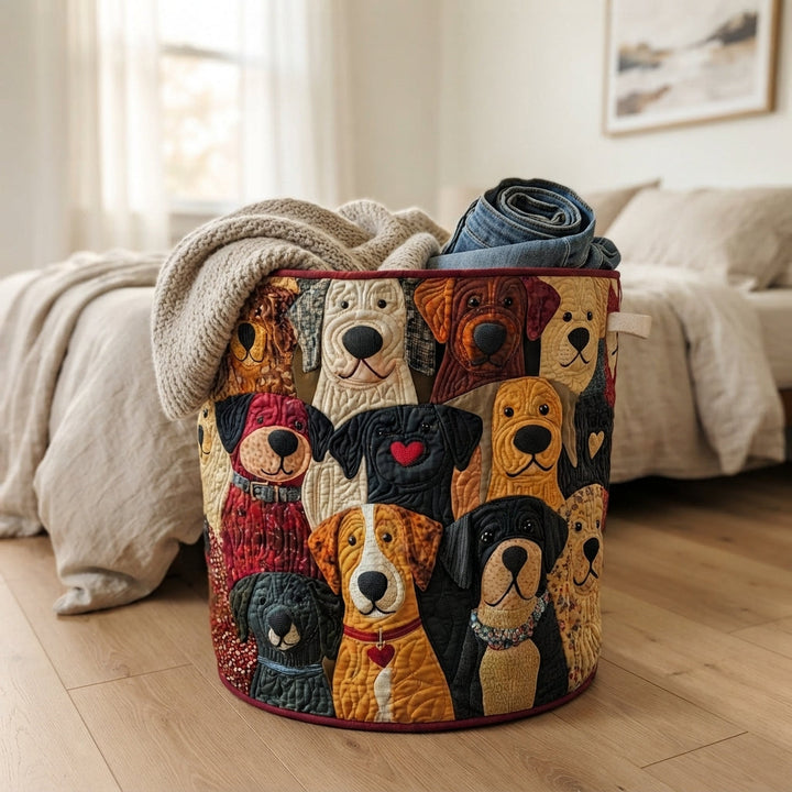 Der Korb steht auf Holzboden vor einem Bett, mit Strickdecke und zusammengerollter Jeans gefüllt. 4