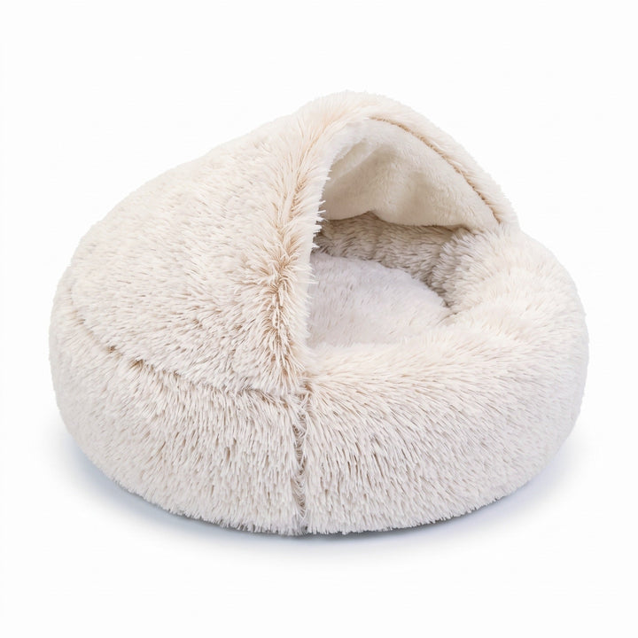 Plüschhöhle in Beige-Creme mit halb geöffneter Kapuze und weichem weißem Kissen, freigestellt auf weißem Hintergrund. 14