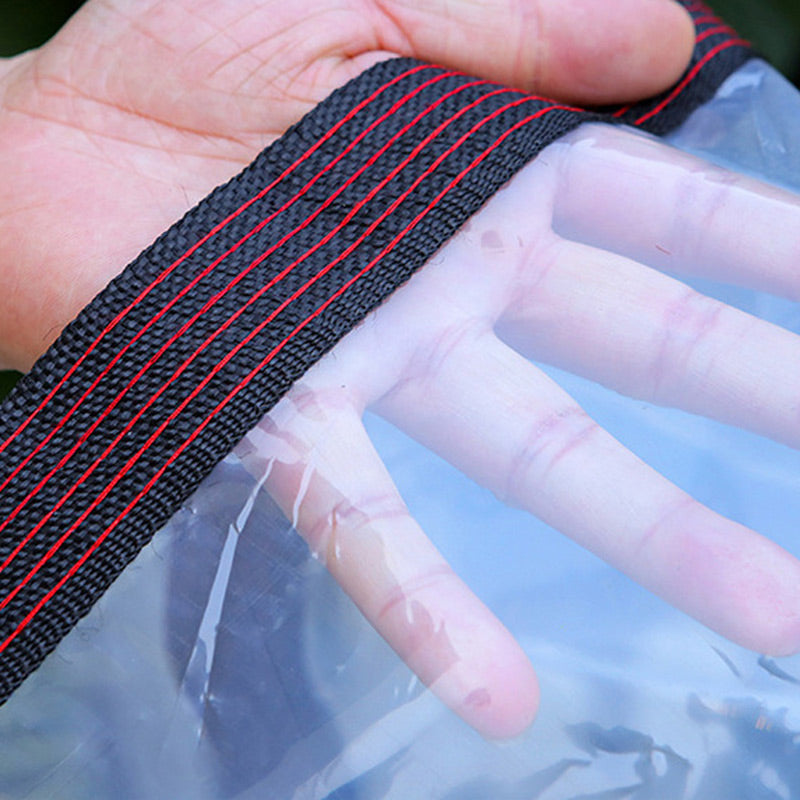 Nahaufnahme des gewebten schwarzen Randbands mit roten Nähten, daneben die transparente Folie, durch die eine Hand zu sehen ist. 4