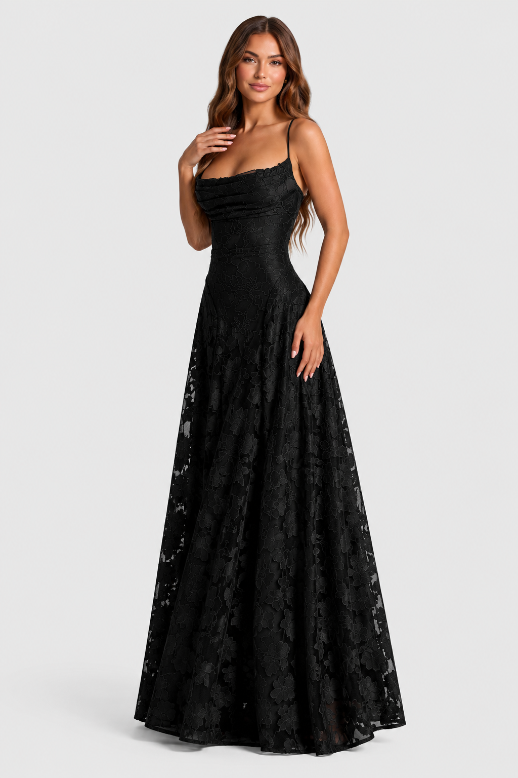 Schwarzes Blumenspitzenkleid mit drapiertem Oberteil, Model in leichter Seitenpose mit einer Hand an der Brust. 11