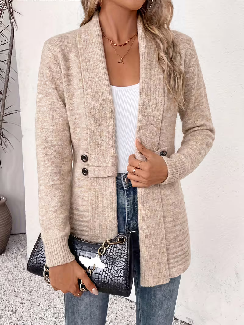 Frau in beigem Cardigan hält eine schwarze Handtasche mit Kettenhenkel und trägt dazu Jeans 3