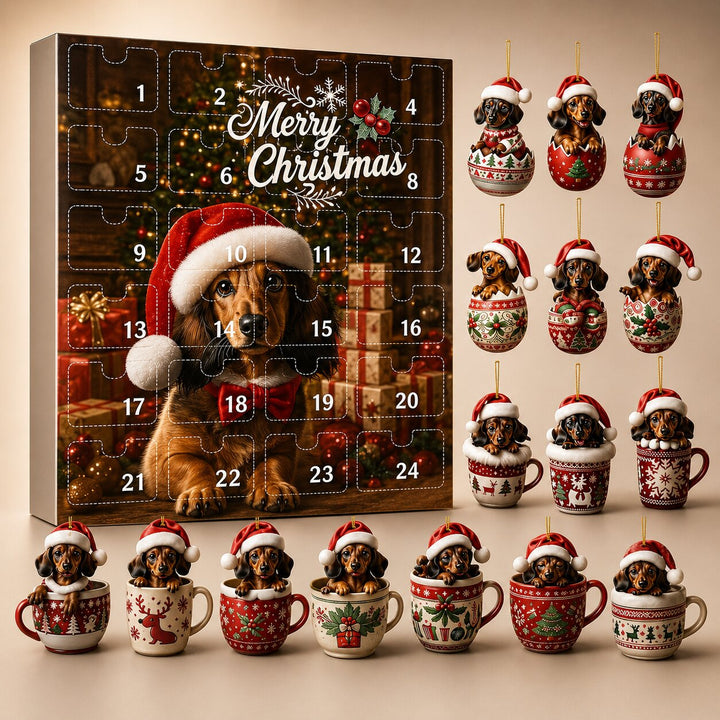 Adventskalender-Box mit nummerierten Türchen und Dackel mit Weihnachtsmütze, daneben die 24 Dackel-Anhänger in Tassen und Eierschalen auf hellem Hintergrund. 1