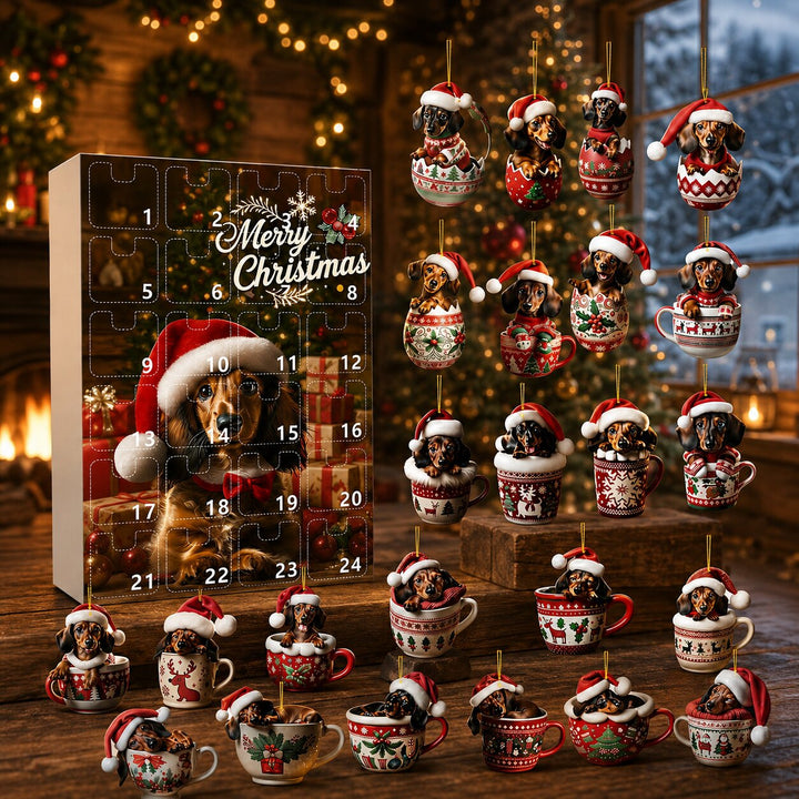 Adventskalender-Box mit Dackel-Motiv und die Dackel-Anhänger in Tassen und Eierschalen, auf Holz arrangiert vor Weihnachtsbaum und verschneitem Fenster. 7