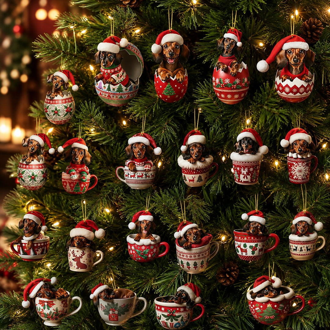 Alle Dackel-Anhänger in Tassen und Eierschalen mit Weihnachtsmützen hängen an goldenen Fäden in einem festlich beleuchteten Tannenbaum. 6