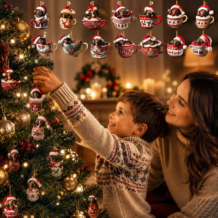 Mutter und Sohn hängen Dackel-Anhänger in Tassenform an den Weihnachtsbaum, oben sind zwölf Anhänger in Tassen aufgereiht. 2