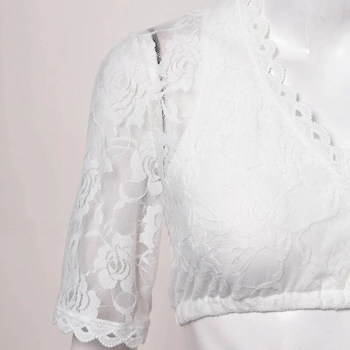 Detailaufnahme auf einer Büste: Rosenspitze an Ärmel und Ausschnitt, Wellenkante am Ärmelsaum und elastischer Bund am unteren Rand. 4