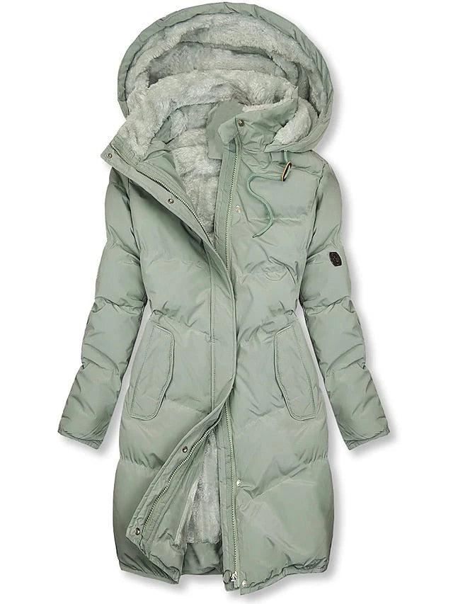 Gesteppter Wintermantel in hellem Mintgrün mit grauem Plüschfutter, Kapuze, Kordelzug am Kragen und Taschen, von vorn gezeigt. 2