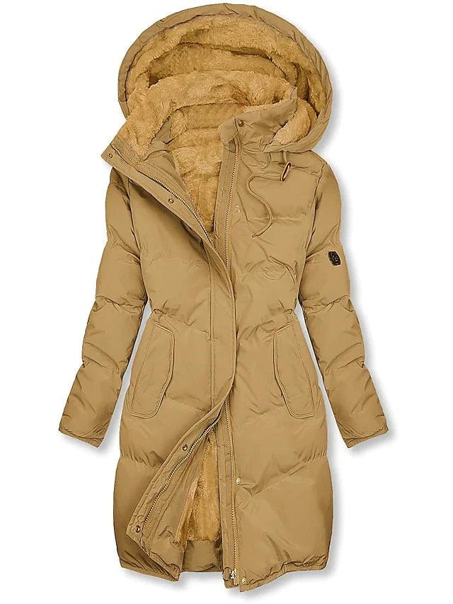 Gesteppter Wintermantel in Camel mit weichem Plüschfutter in Hood und Innenseite, leicht geöffnetem Reißverschluss und aufgesetzten Taschen, frontal fotografier 1
