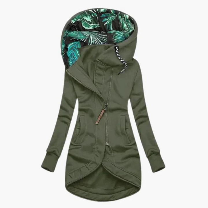 Olivgrüne Variante der Jacke mit hohem Kragen, schräger Zipp-Führung, Seitentaschen und innen blattgemusterter Kapuze. 3