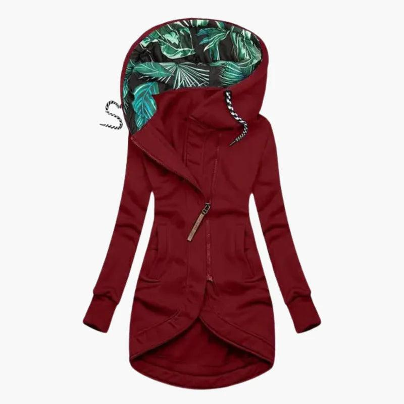 Weinrote Variante der langen Jacke mit asymmetrischem Reißverschluss, schwarz-weißer Kordel und grünem Blättermuster im Kapuzenfutter. 4