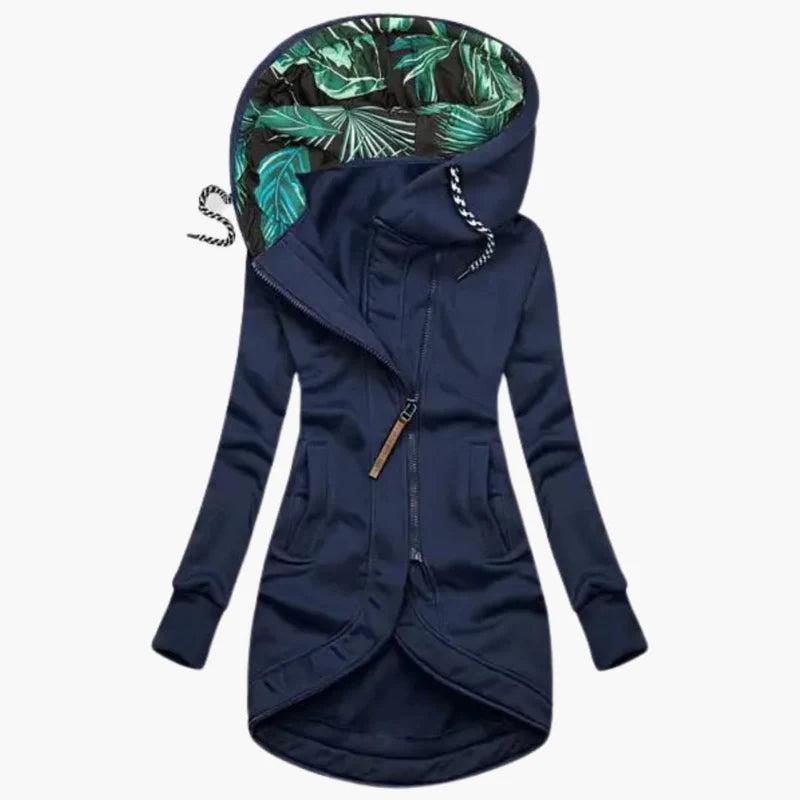 Marineblaue Variante der Kapuzenjacke mit schrägem Reißverschluss, Taschen auf Hüfthöhe und bogenförmig geschnittenem Saum. 5